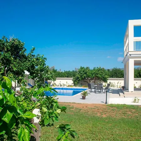Stunning New Beach Front Villa,1st Line To The Beach, Large Pool, Wonderful Area 빌라