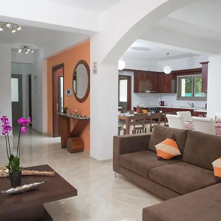 Stunning New Beach Front Villa,1st Line To The Beach, Large Pool, Wonderful Area 빌라 *